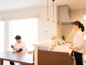 キッチンで会話する家族
